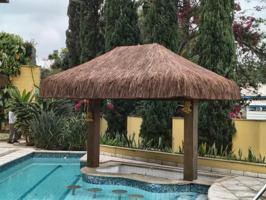 Quiosque de piaçava integrado à piscina