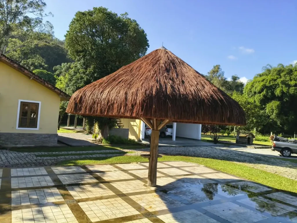 Quiosque de piaçava em pátio externo