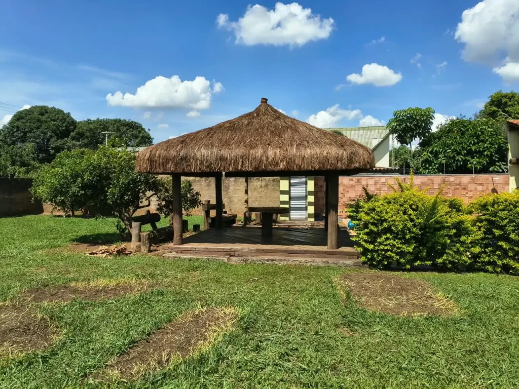 Quiosque natural integrado ao jardim