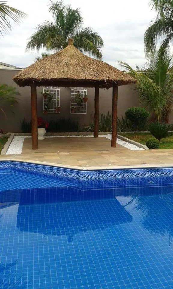 Quiosque natural junto à piscina