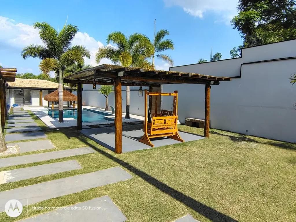 Pergolado com balanço em jardim